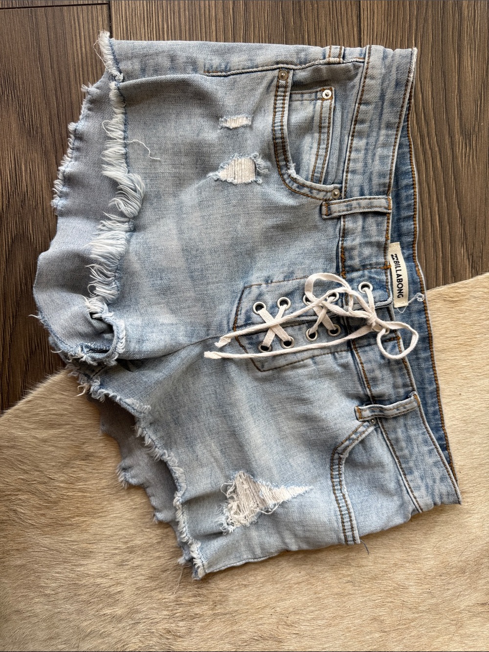 Billabong Lace Up Distressed Denim Cutoff Shorts Size 26 Light Wash - Picture 9 of 14